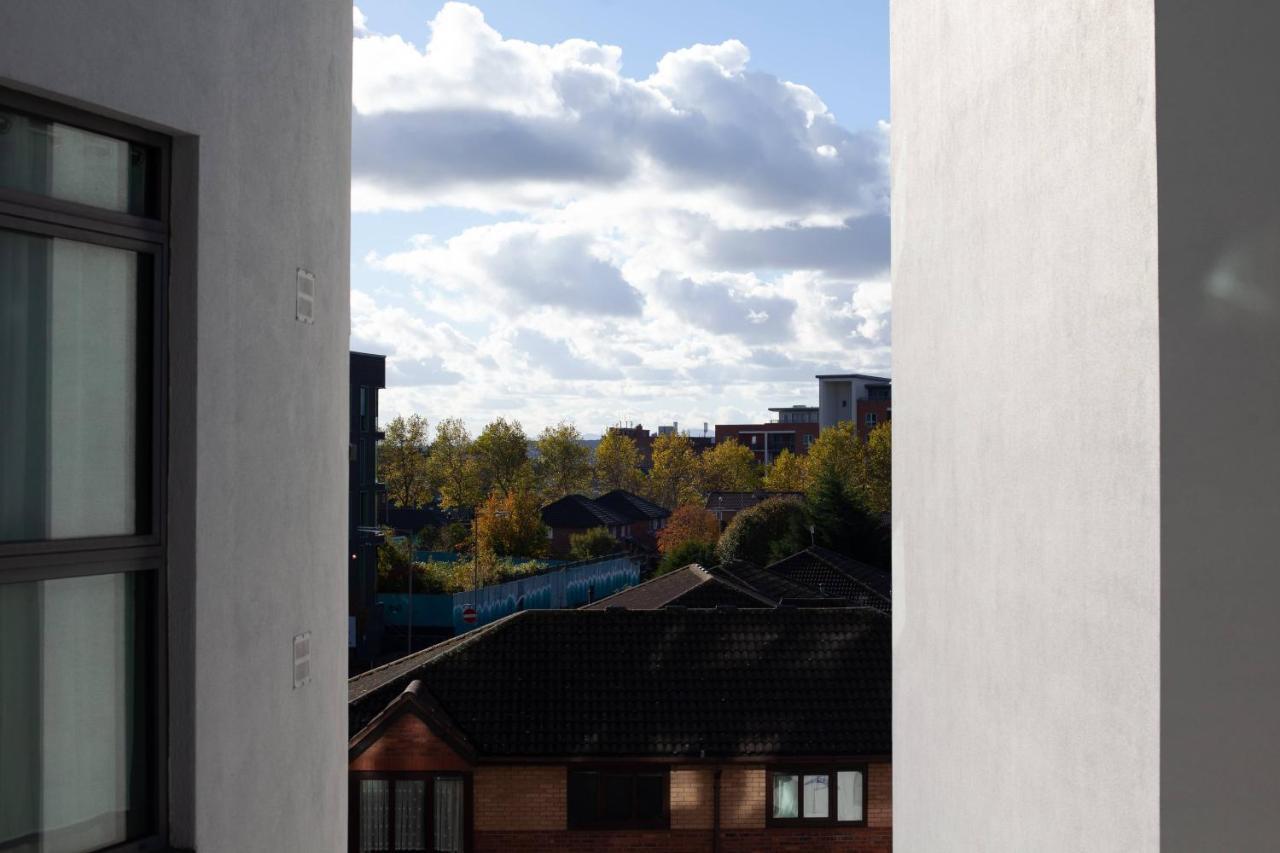 Serviced Apartment In Liverpool City Centre - Free Parking - Balcony - By Happy Days Exteriör bild